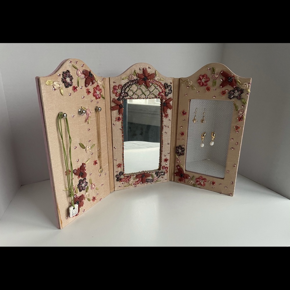Cute, foldable Jewelry Display